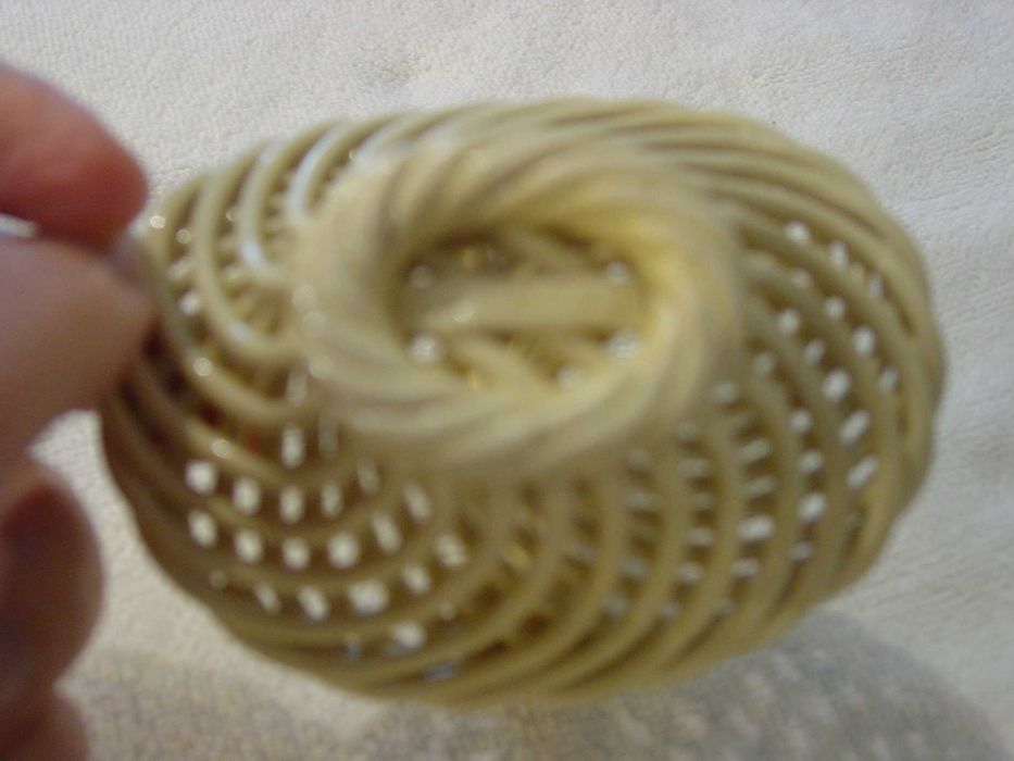 Pequena cesta em faiança