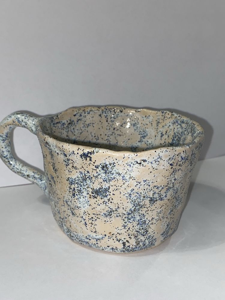 Ceramiczny kubek w niebieskie kropki z gliny DIY