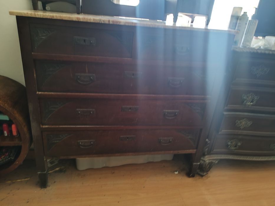 cómoda com espelho e mármore