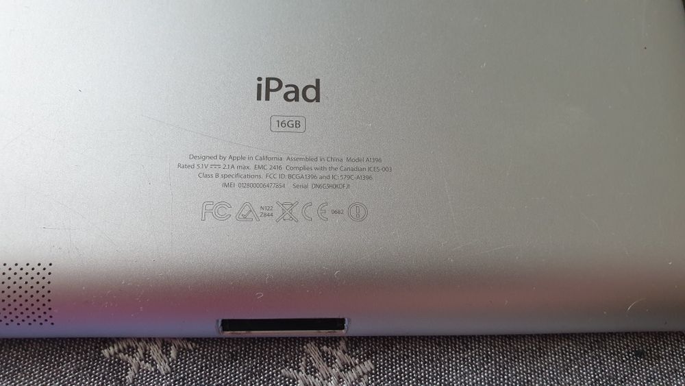 Ipod z etui OterBox i skórzaną nakładką na ekran