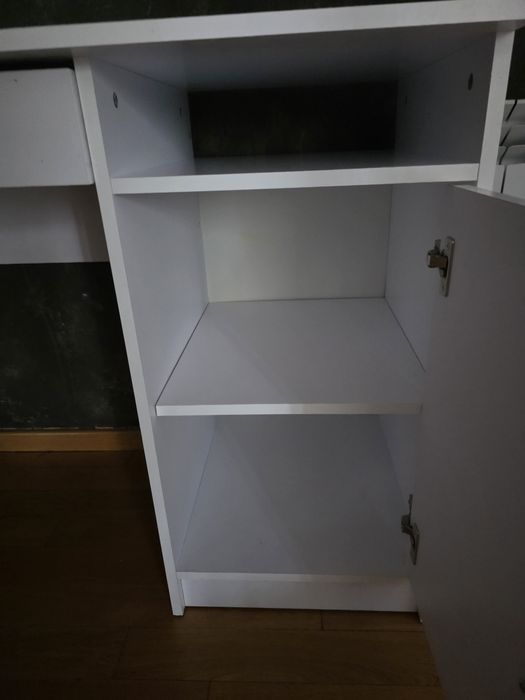 Białe biurko młodzieżowe z szufladami
