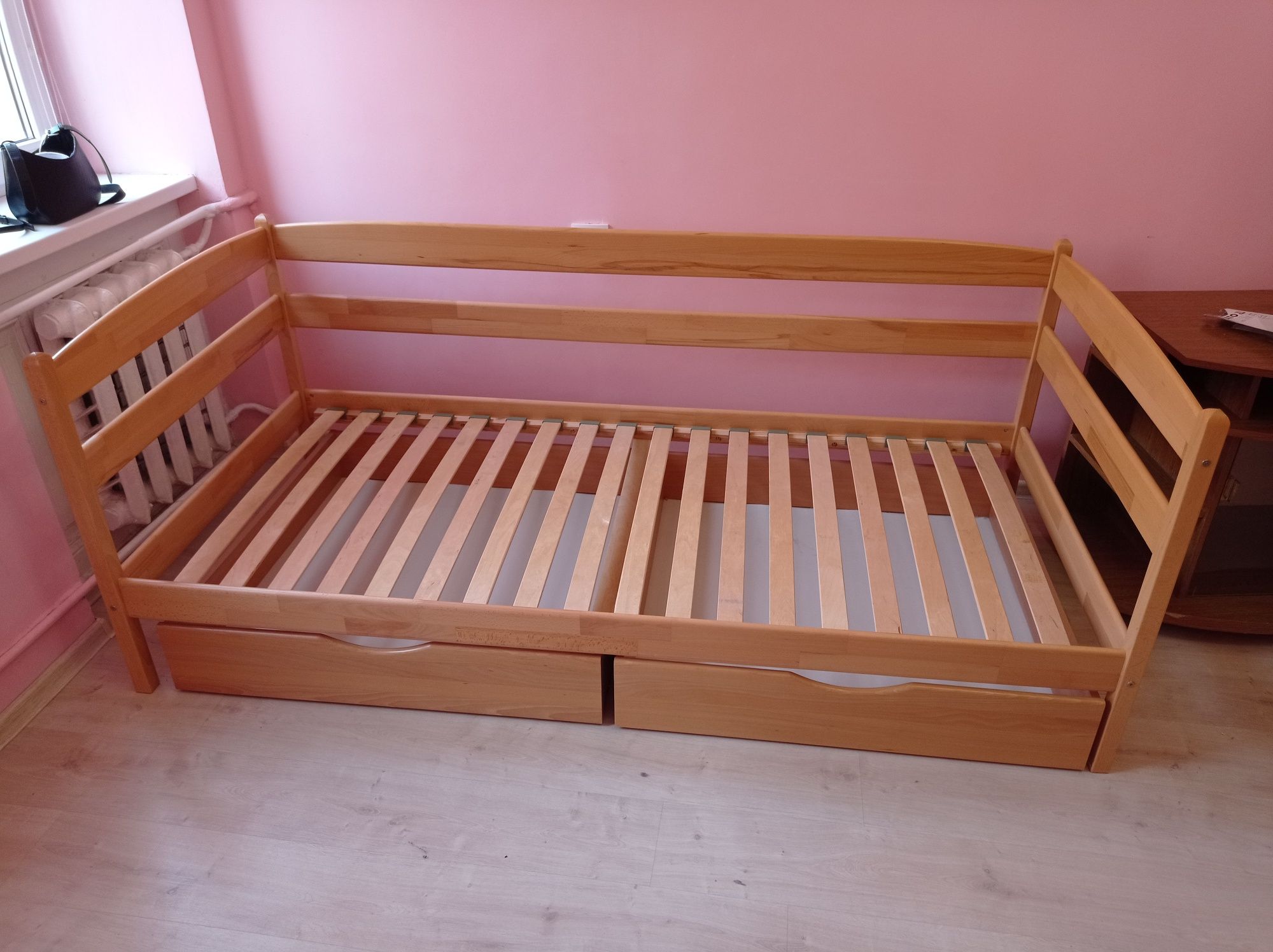 Дерев'яне ліжко і матрац