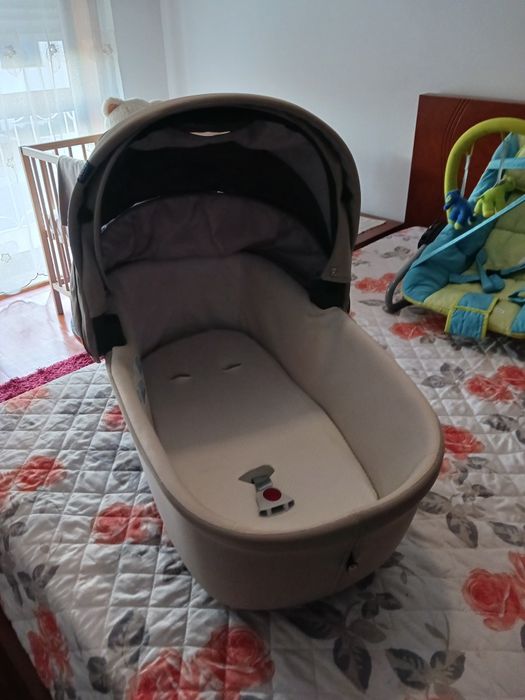 Carrinho de bebé chicco  3 em 1 e oferta isofix