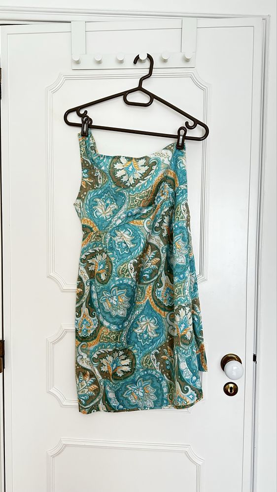 Vestido curto de verão em segunda mão