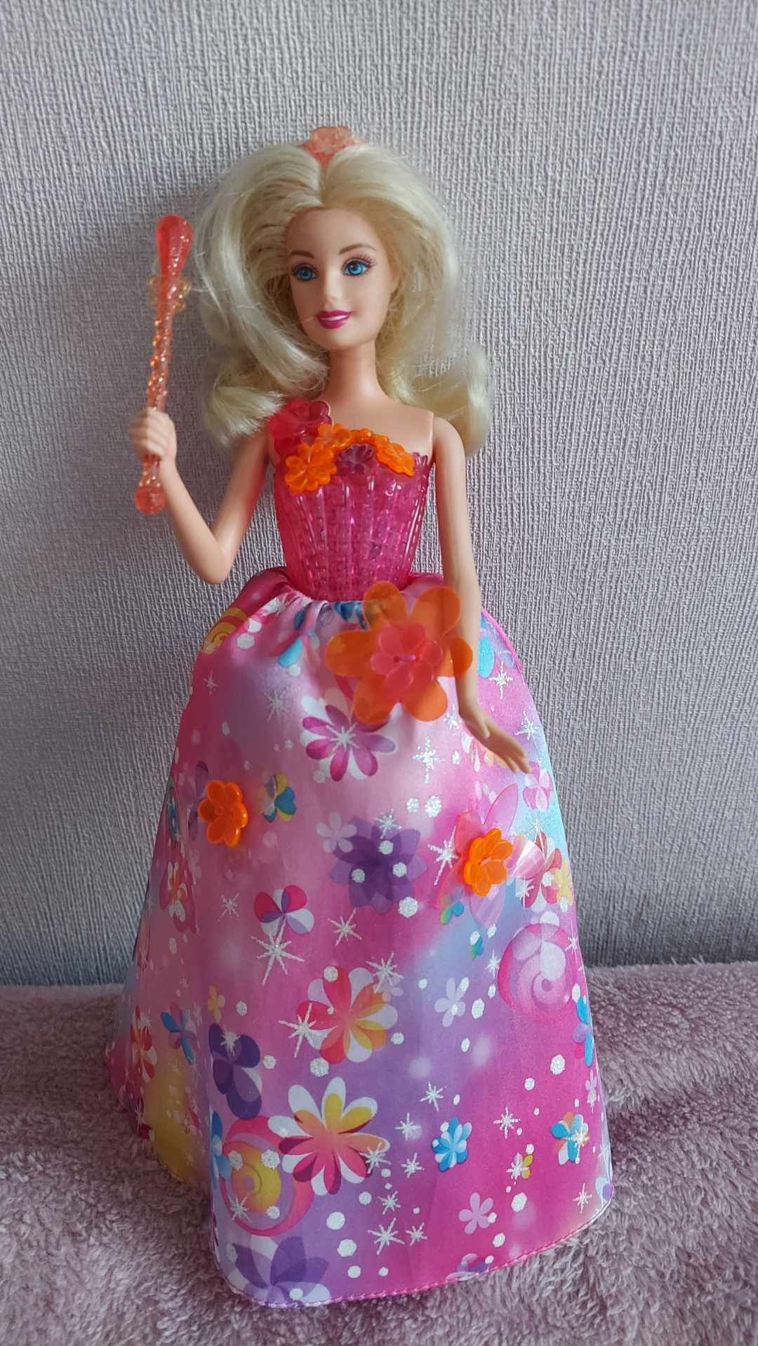 Lalka Barbie z bajki Barbie i tajemnicze drzwi.