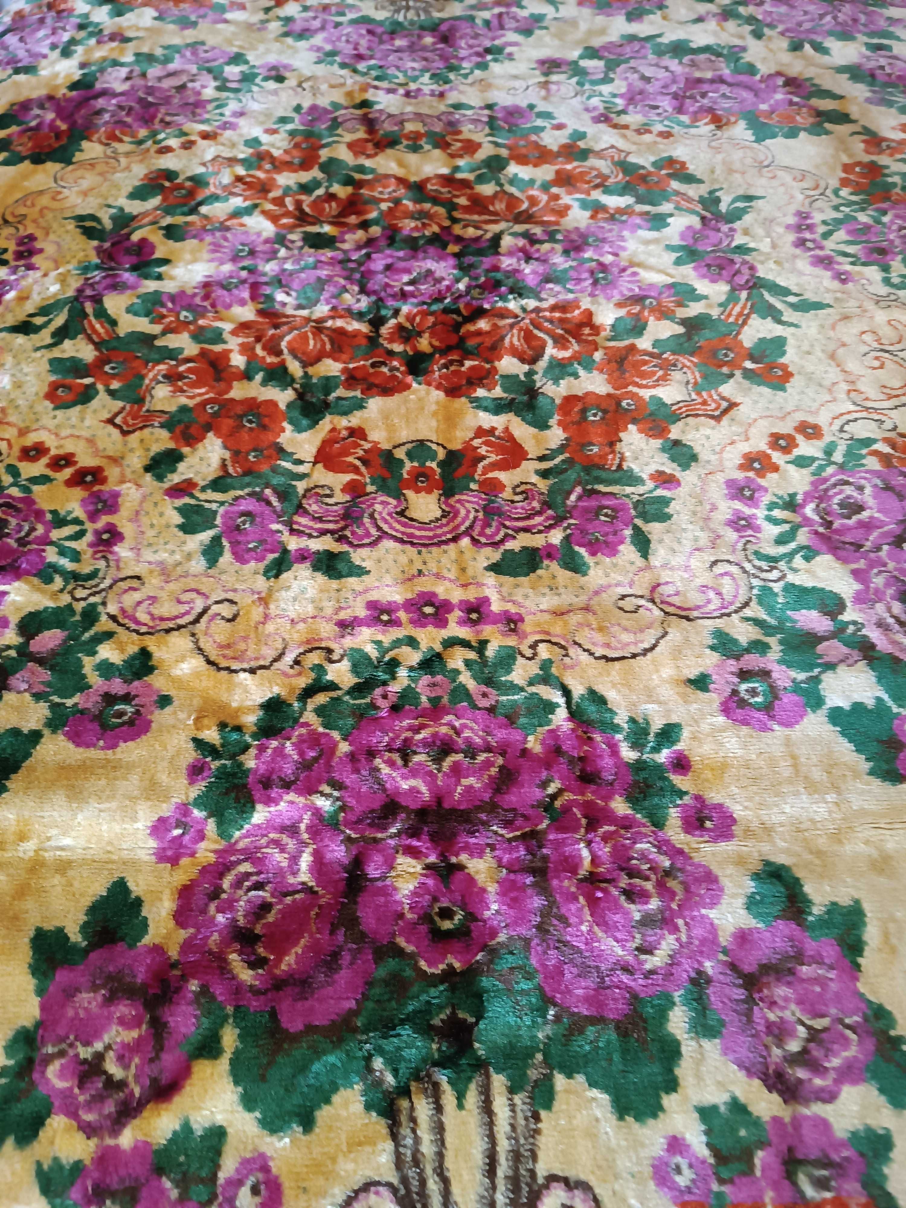 Colcha em veludo com motivos florais, cama de casal.