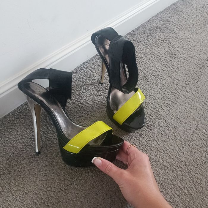 Босоніжки на високому каблуку