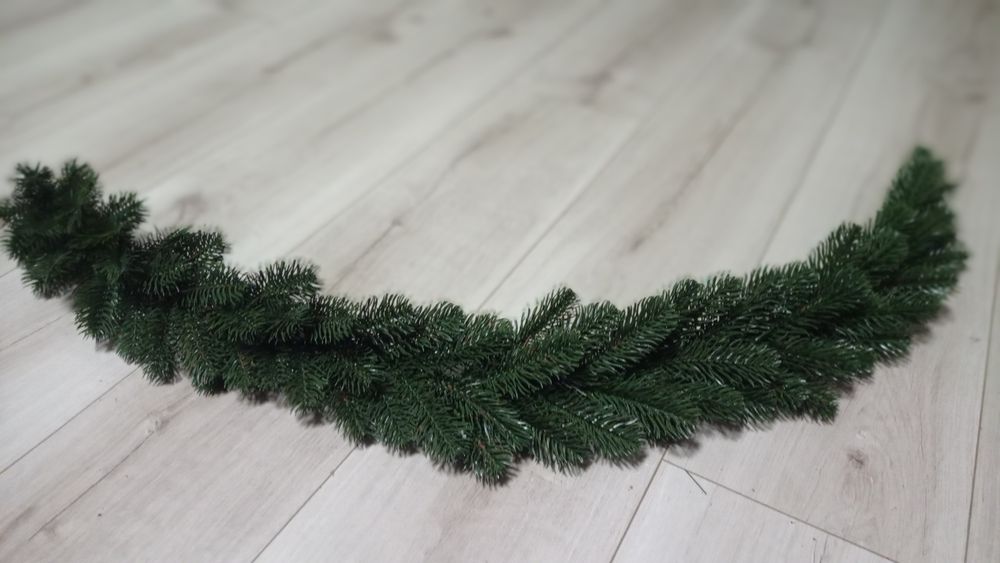 В наявності новорічні гірлянди і підсвічники