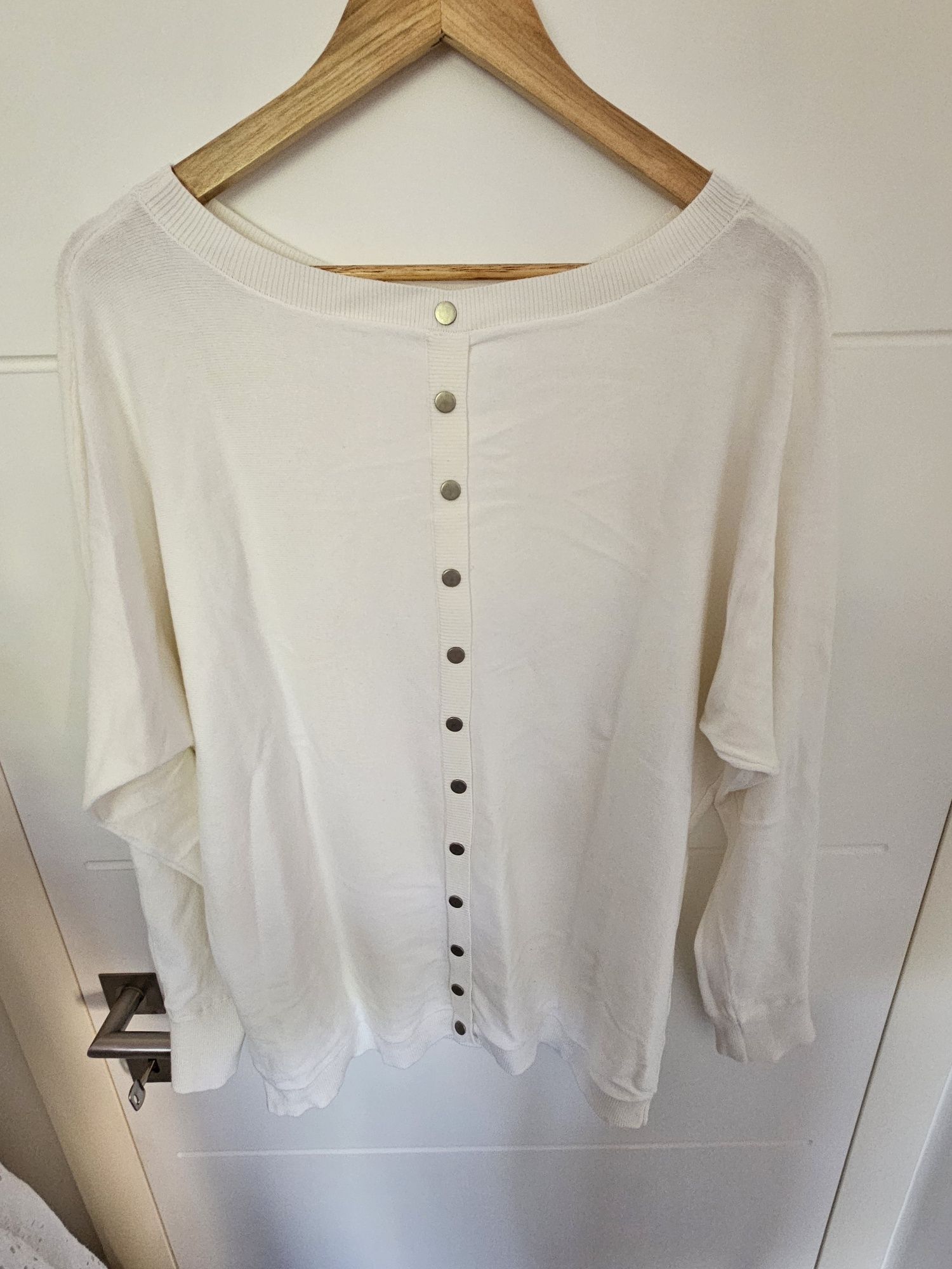 Elegancki biały sweter z wiskozy
