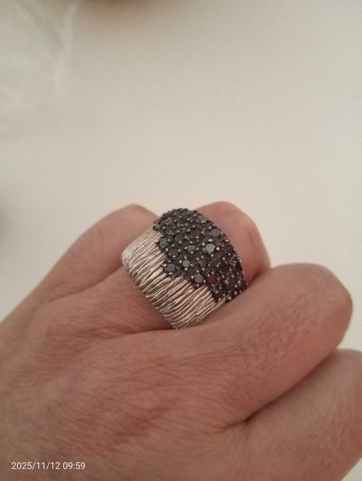 Anel com zircões incrustados