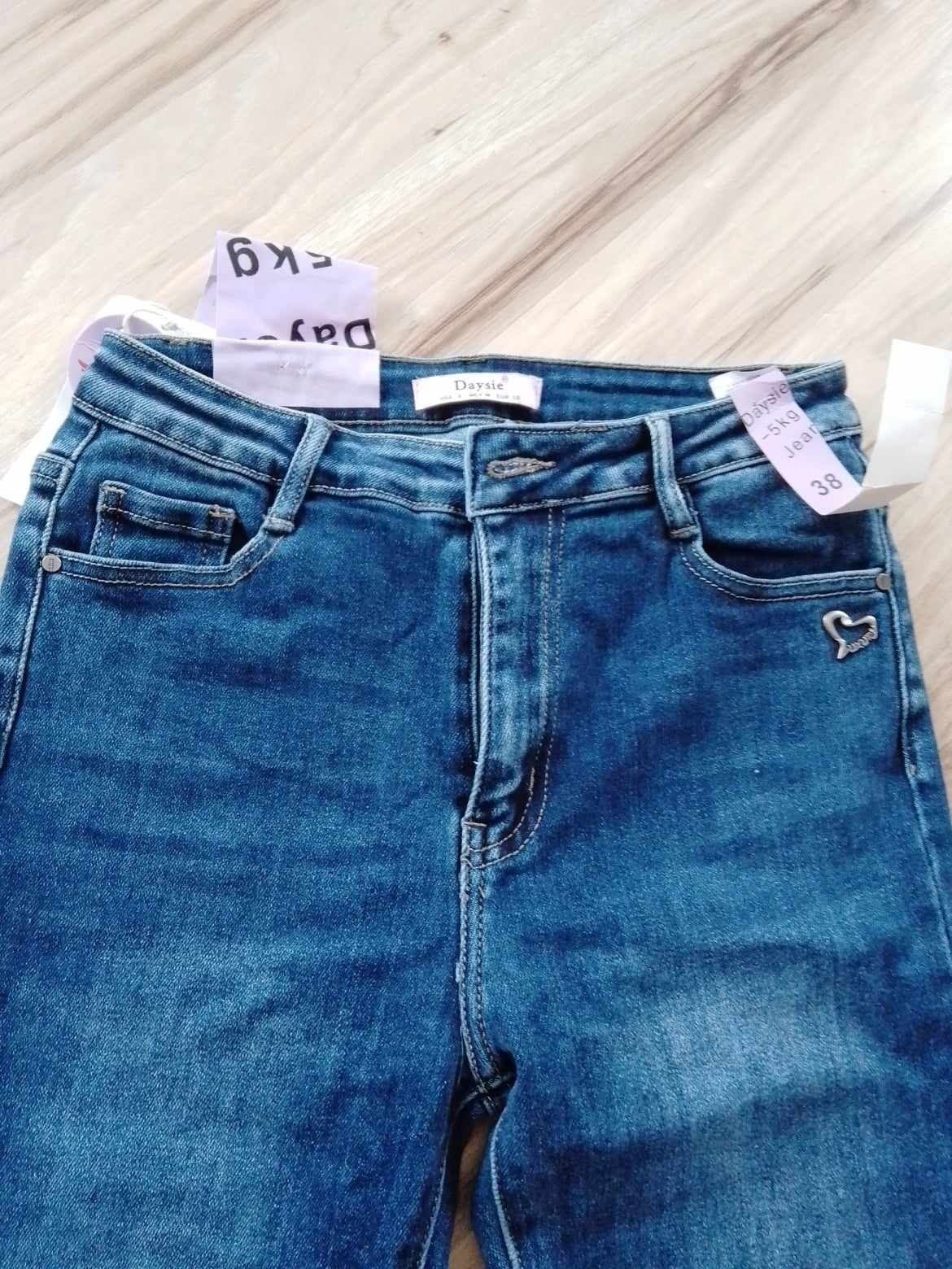Spodnie jeansy rozmiar M z metką
