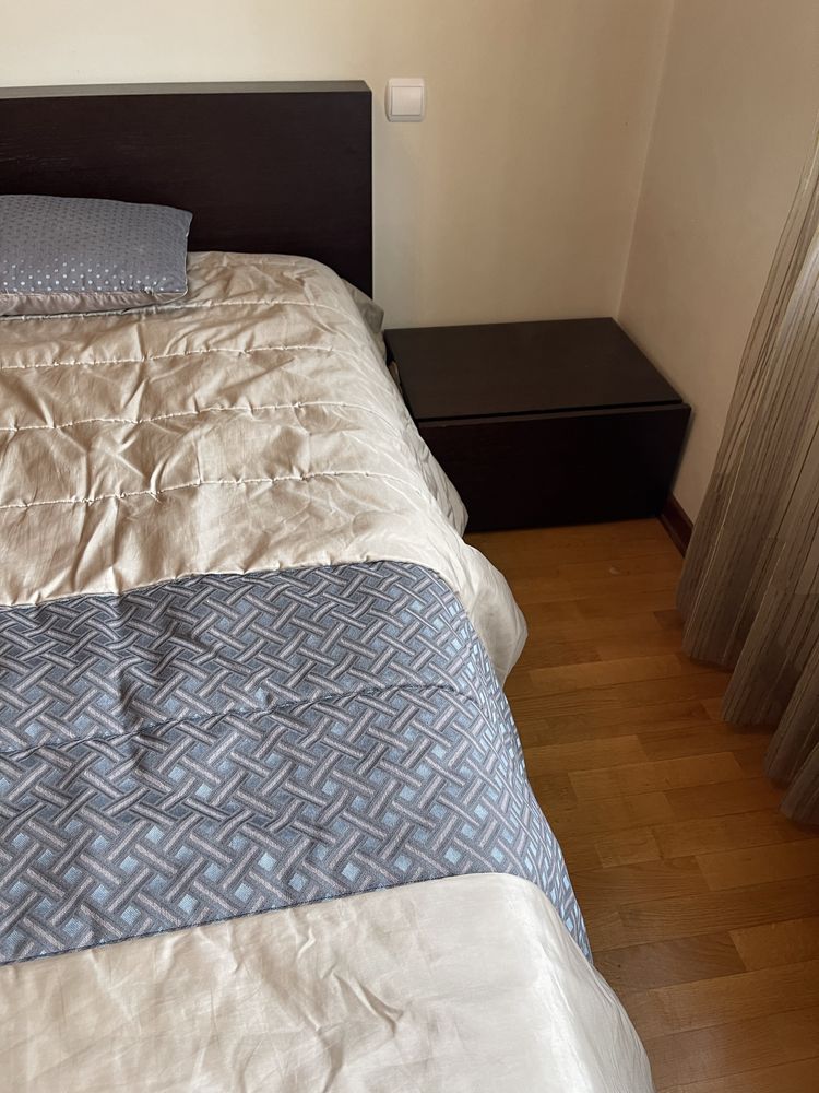 Mobilia quarto com cama, 2 mesinhas de cabeceira e camiseiro.