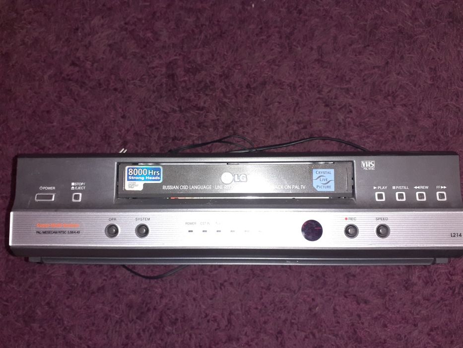 Відеомагнітола з касетою у робочому стані