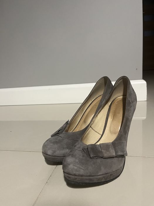 Buty na obcasie szare
