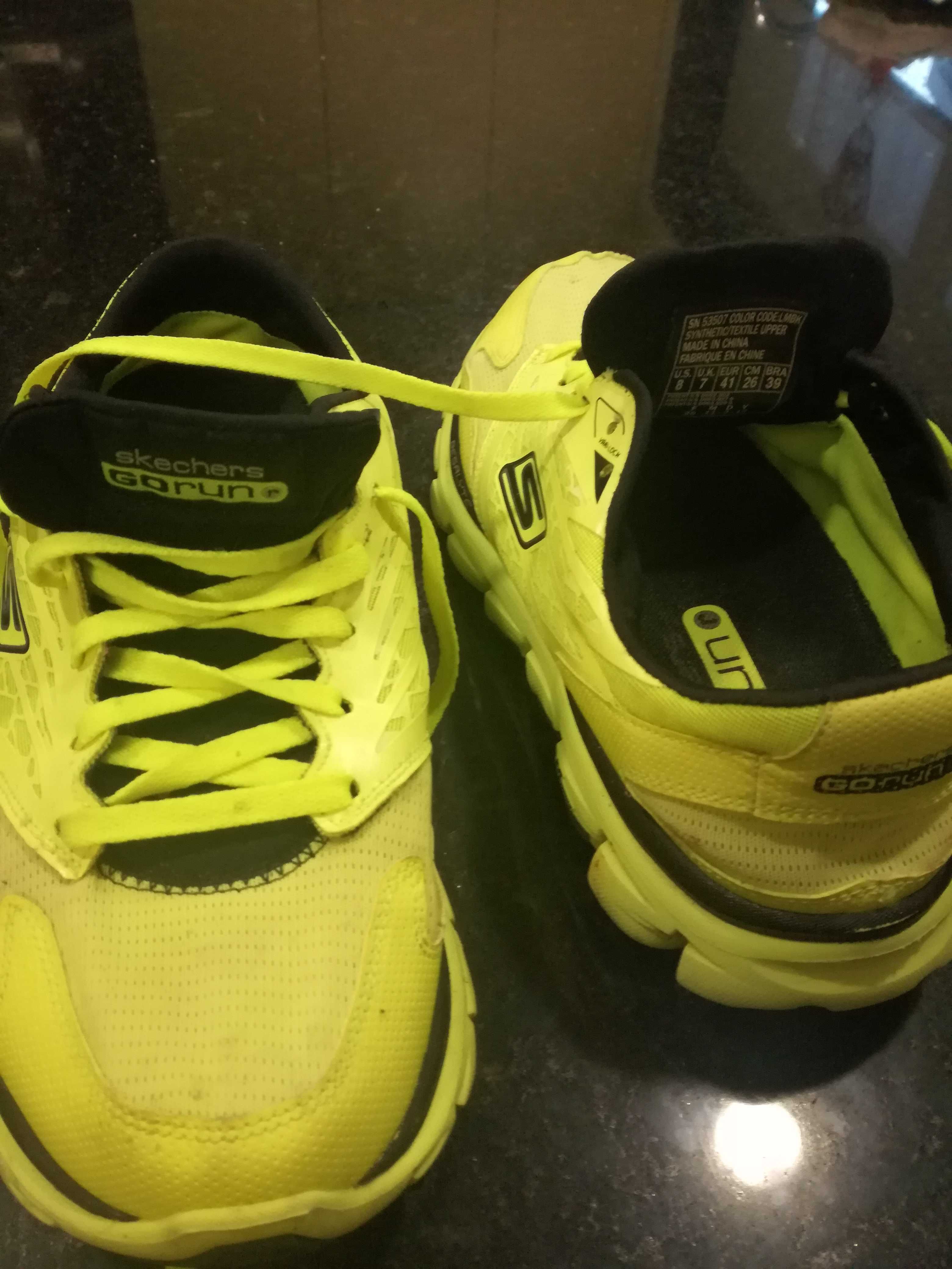 Sapatos de desporto, Nike e Skechers