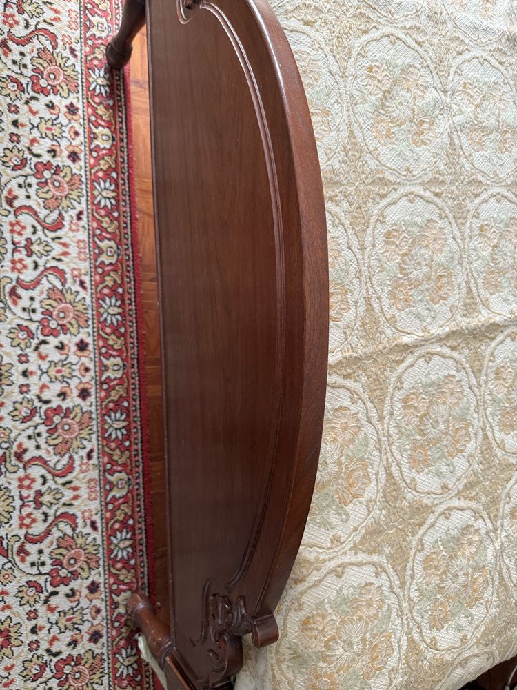 Estrutura de cama antiga em madeira de mogno