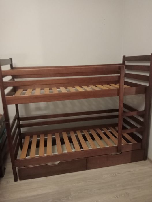 Продається двоспальне ліжко, в хорошому стані. Якісне з бука . Дитяче.