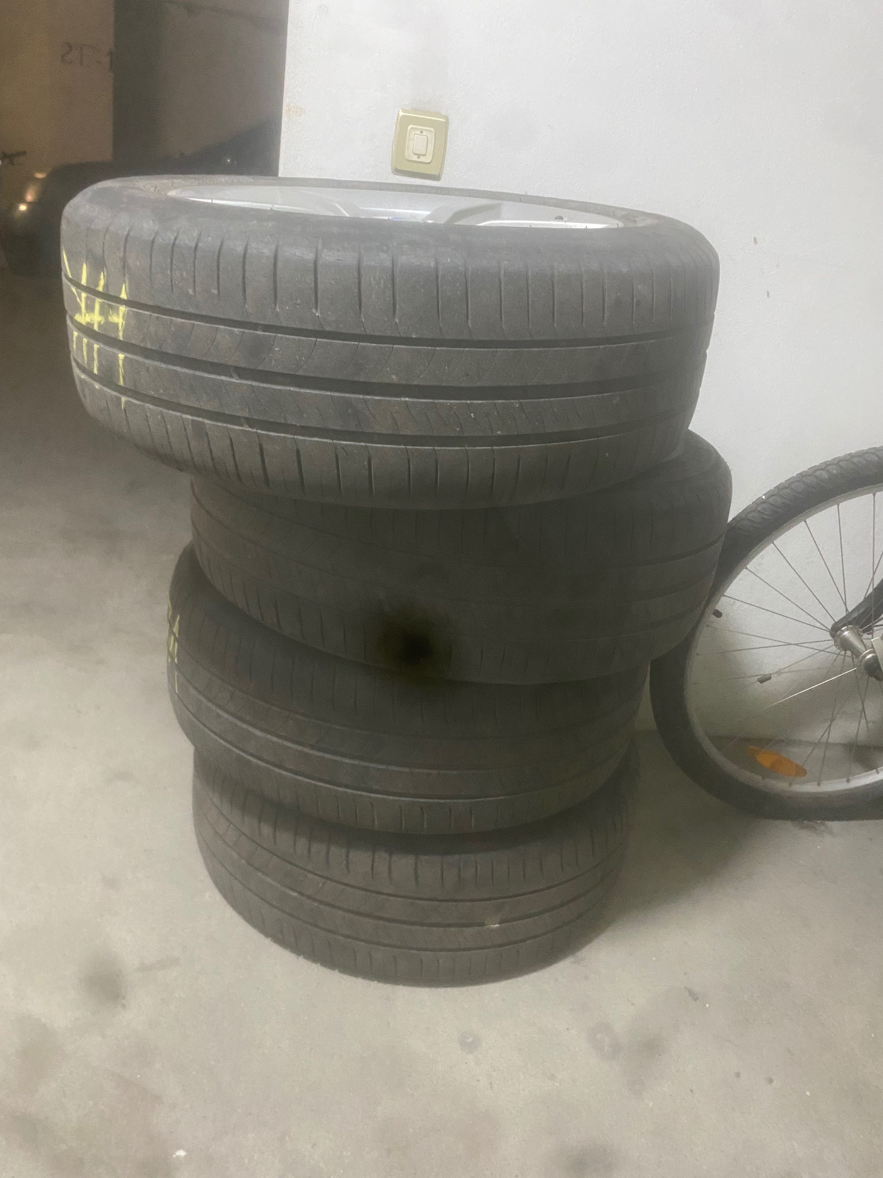 Vendo 4 peneus  e jantes de bmw série 1