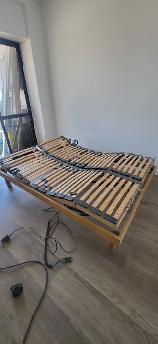 Cama com 2 estrados ortopédicos independentes