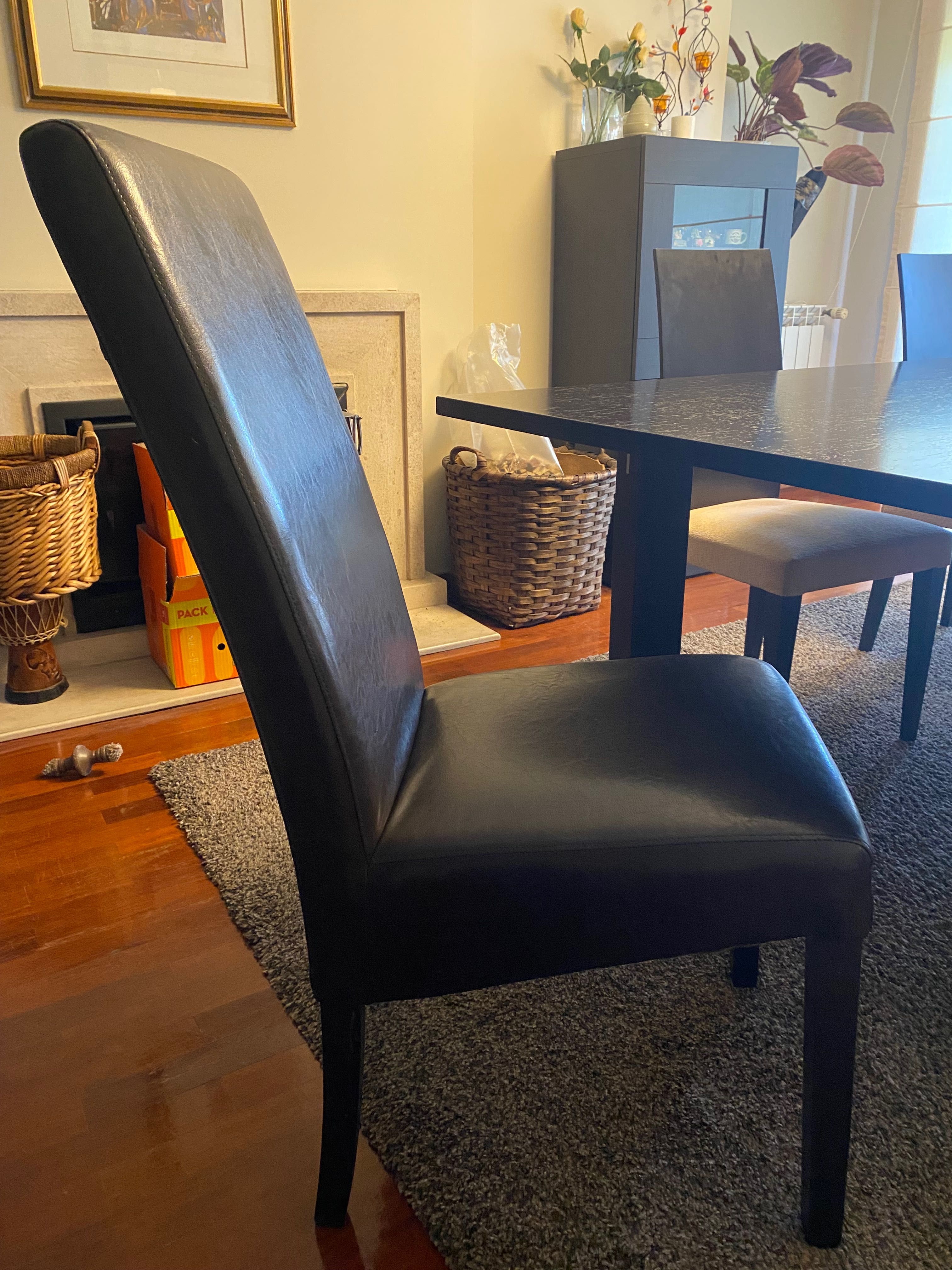 Mobilia de Sala de Jantar em madeira maciça de cor Wengue