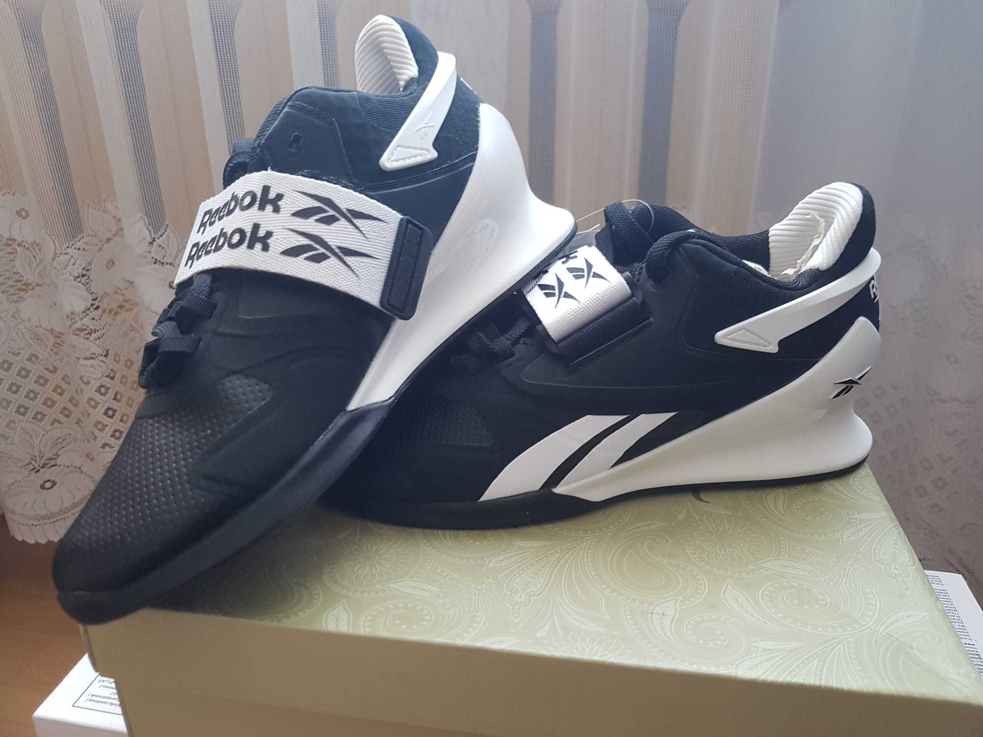 Buty damskie sportowe na koturnie Reebok.