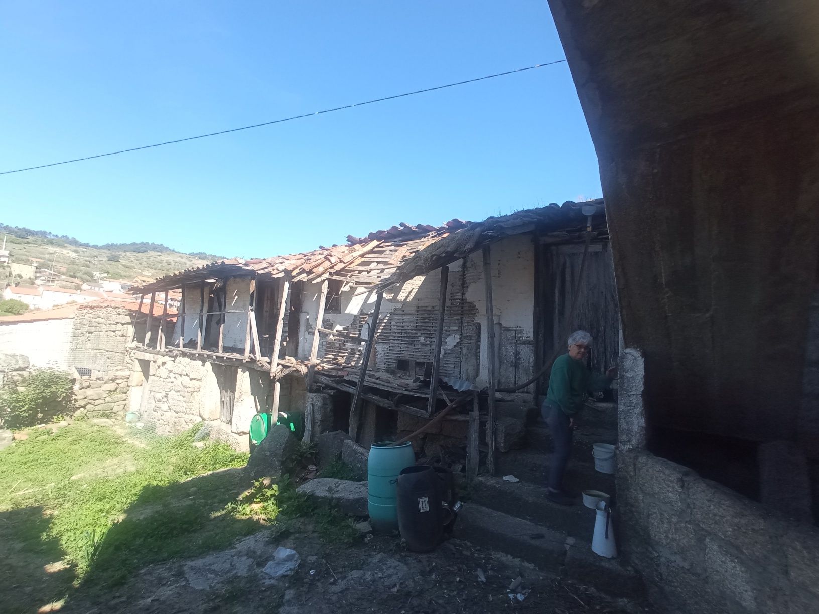 Vende se casa para restauro em Pombal