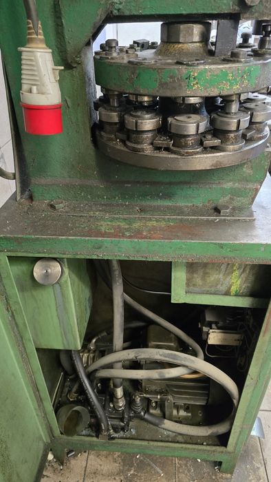 Prasa hydrauliczna do otworów rewolwerowa
