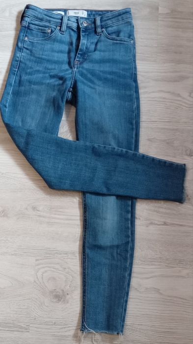 Jeansy firmy Mango .
