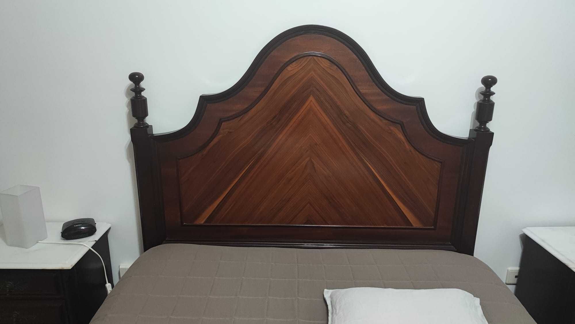 Cama + Mesas de Cabeceira