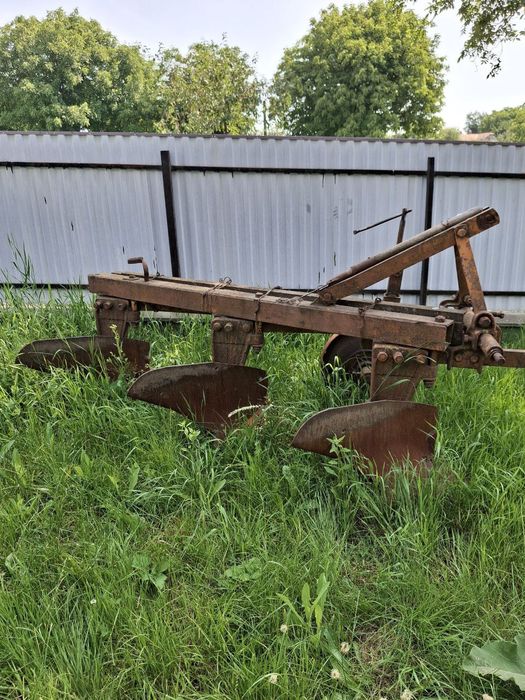 Плуг 3 корпусний використовувався з трактором мтз 80