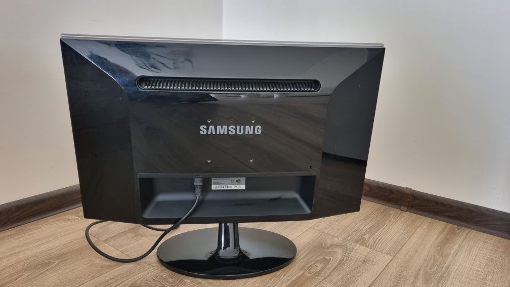 Монітор Samsung  і клавіатура
