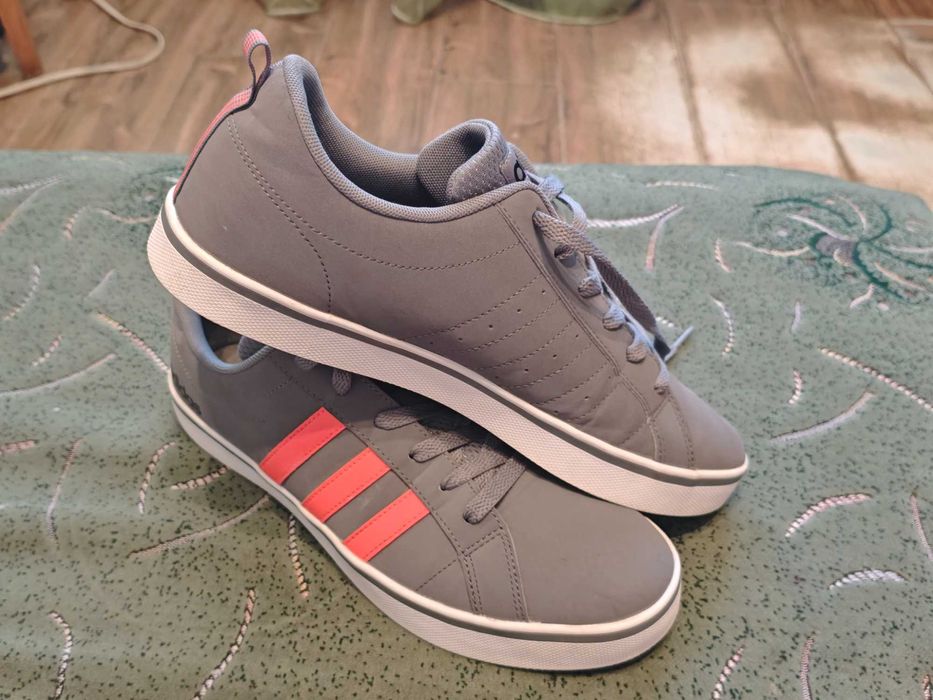 Кроссовки Adidas (оригинал) фирменные размер-44 стелька- 28см.