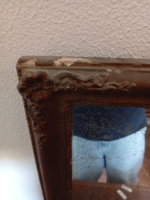 Espelho antigo em gesso pintado de dourado dourado