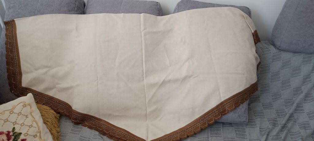Elegancki obrus beżowy z brązowa obwoluta