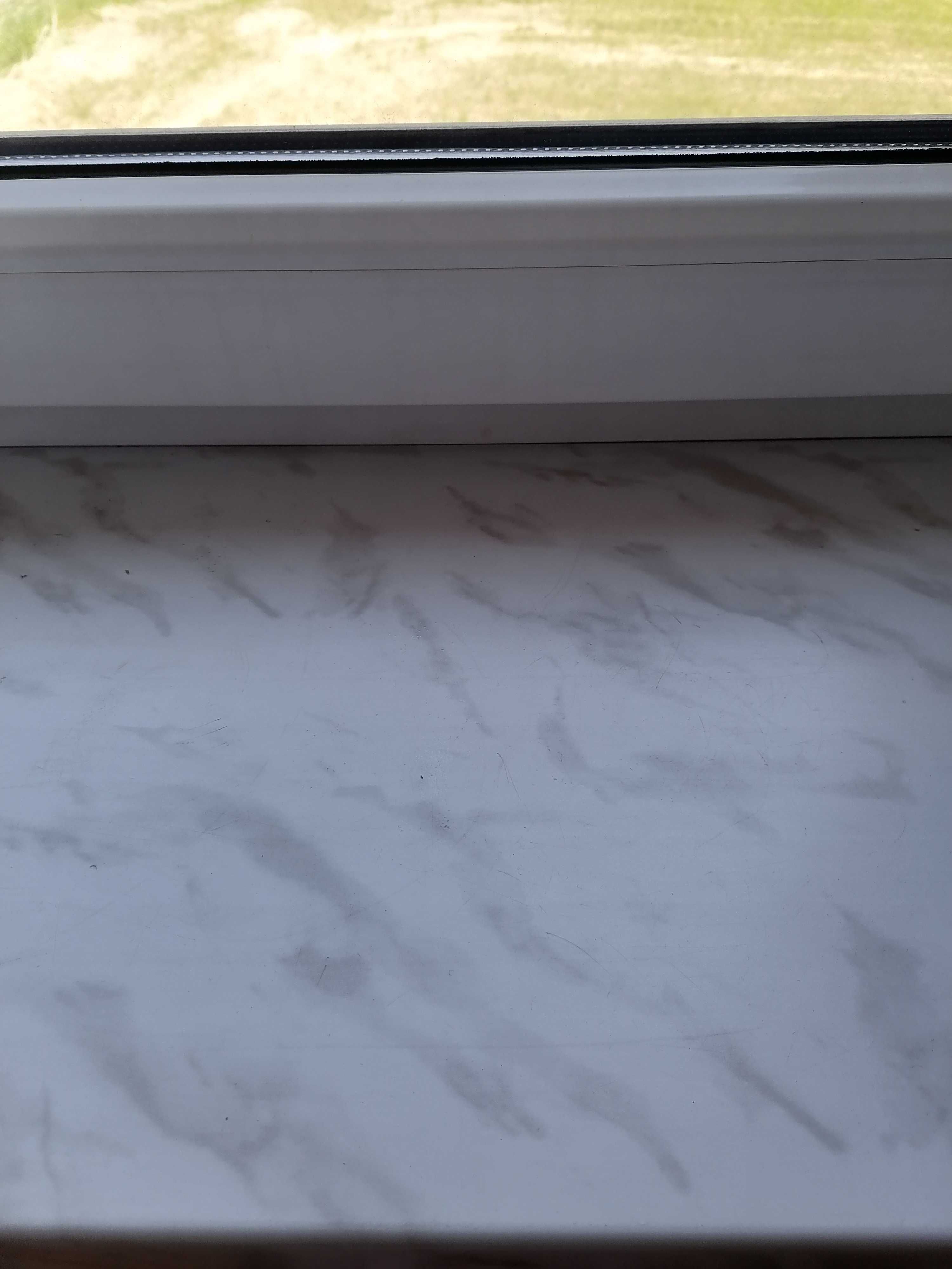 Okno dwuskrzydłowe z futryną i wewnętrznym parapetem