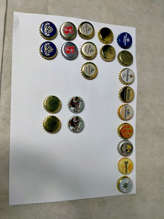 Różne niemieckie kapsle po piwie