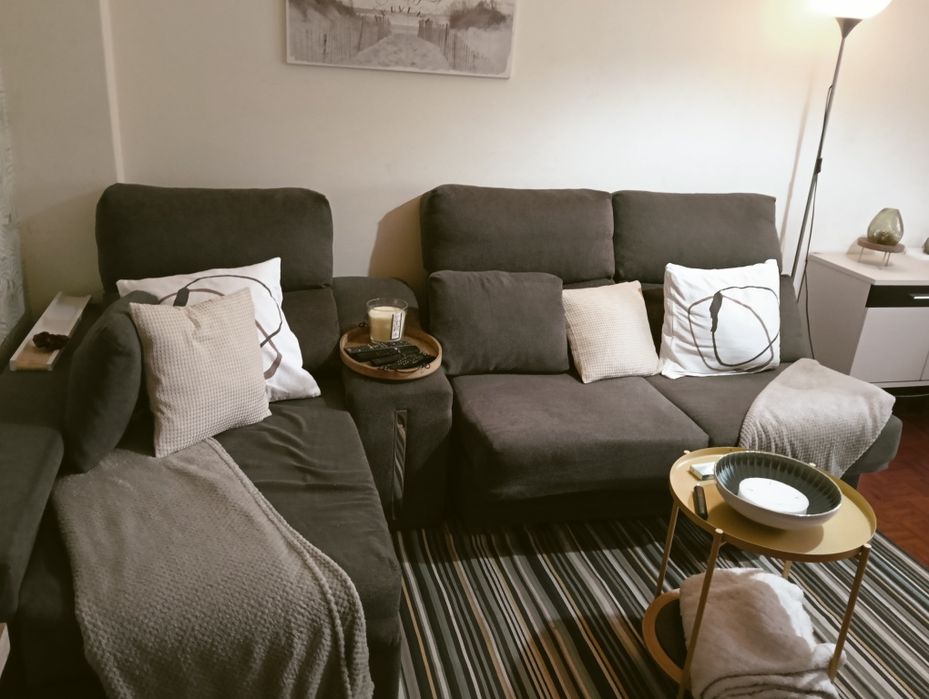 Sofá chaise lounge cinza com baú e 1 puff