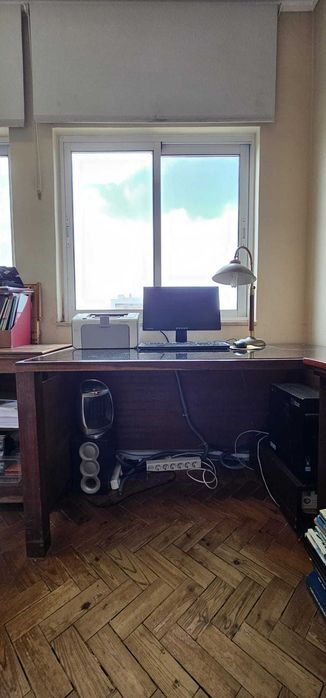 2 secretárias madeira maciça com tampos de vidro exactamente iguais