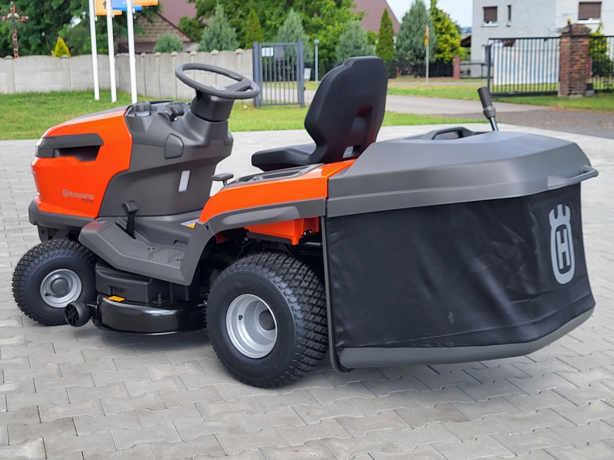 Husqvarna TC 215T V2 18KM 2025r po demo 8h traktorek kosiarka