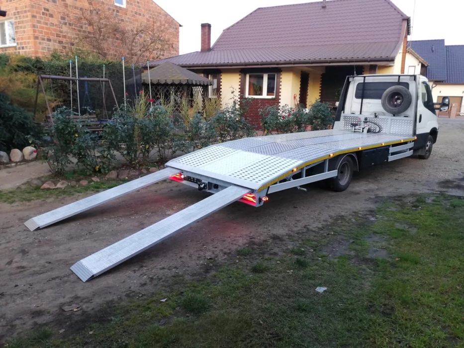 Auto laweta Transport Holowanie Pomoc drogowa