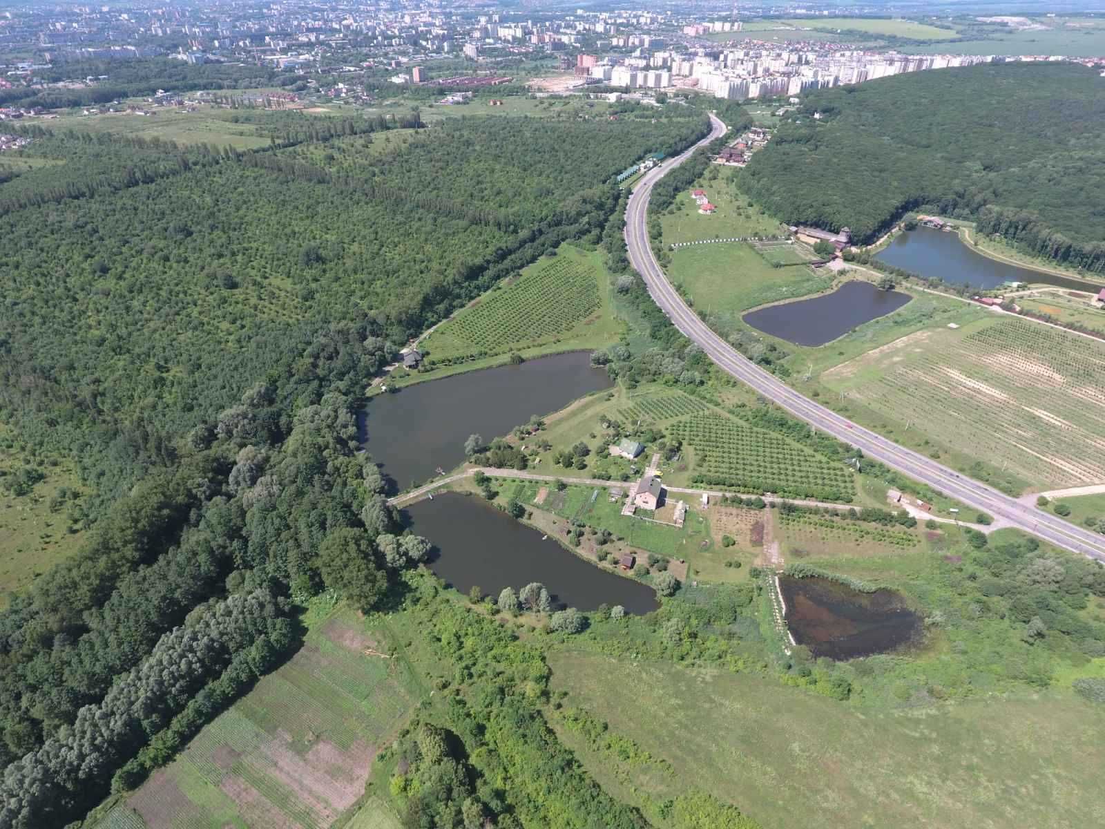 Ділянка за місто з будинком та власним озером.