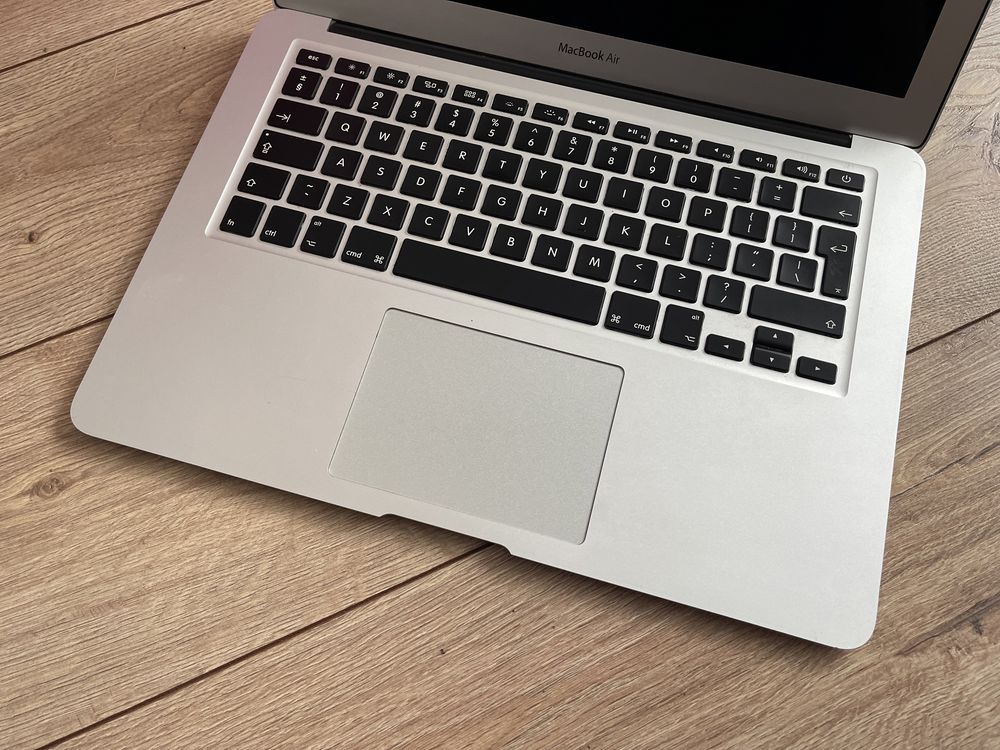 WYPAS Apple Macbook A1466 model 2015 i5 4GB SUPER STAN !
