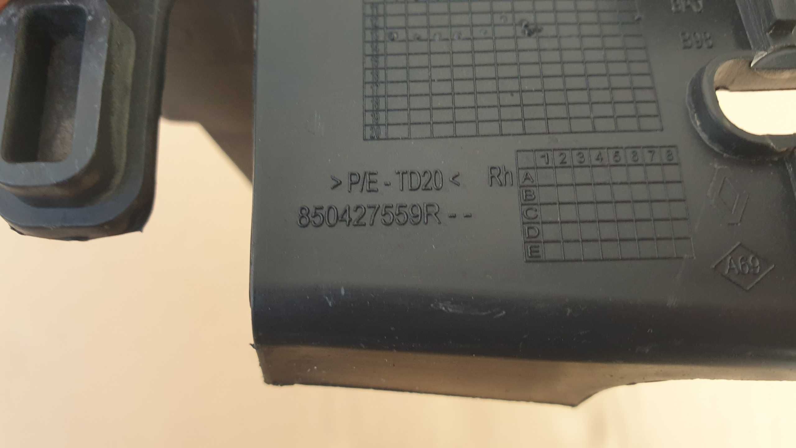 Renault Clio IV 4 HB hatchback prawy tylny ślizg zderzaka tył