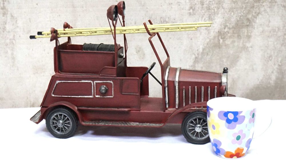 Model starego samochodu strażackiego