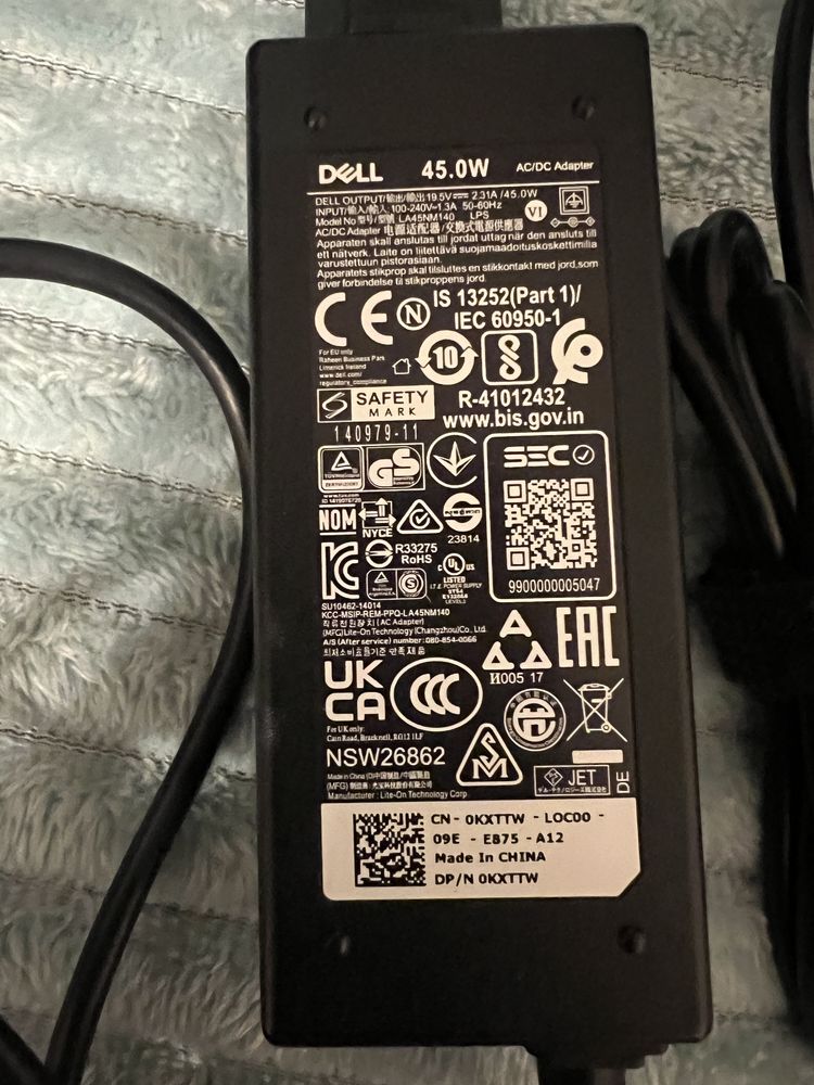 2 laptopy z ładowarkami