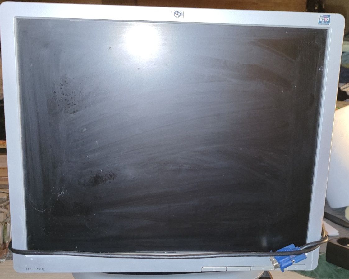 Komputer stacjonarny lenowo z monitorem