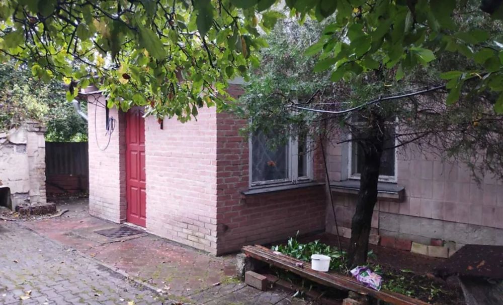 "1/2 частина будинку   з ділянкою і гаражем