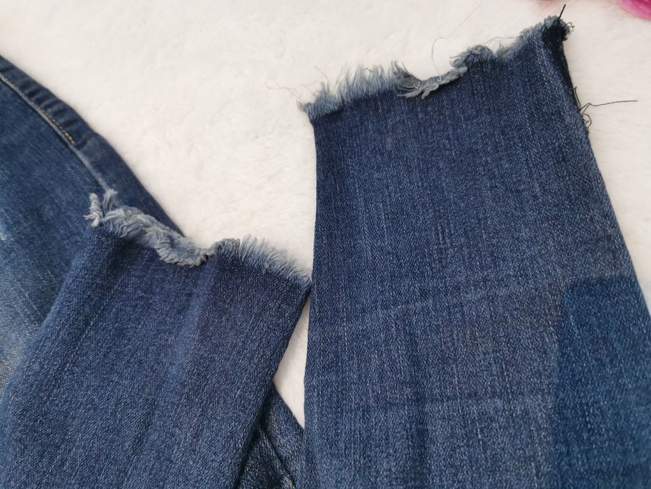 Spodnie jeansowe z lekkimi przetarciami i