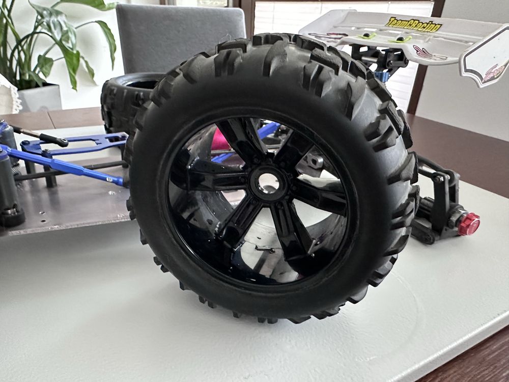 Model rc 1/8 podwozie