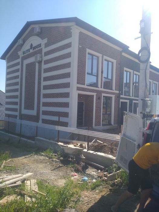 Фасадна Австріська плитка,Декор :-карнізи , наплічники і ТД тд